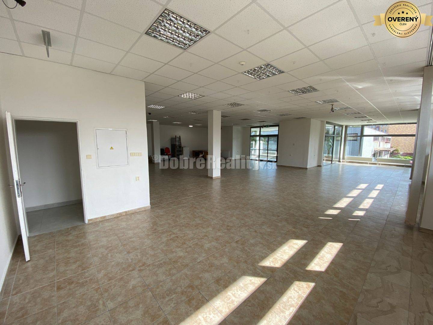 Na prenájom pekný obchodný priestor o rozlohe 250m2 v Rimavskej Sobot