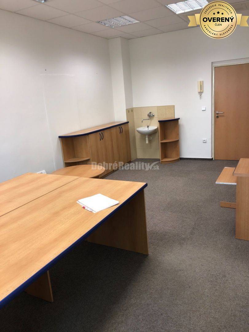 Na prenajom lacná priestranna kancelária na Dlhej ulici.