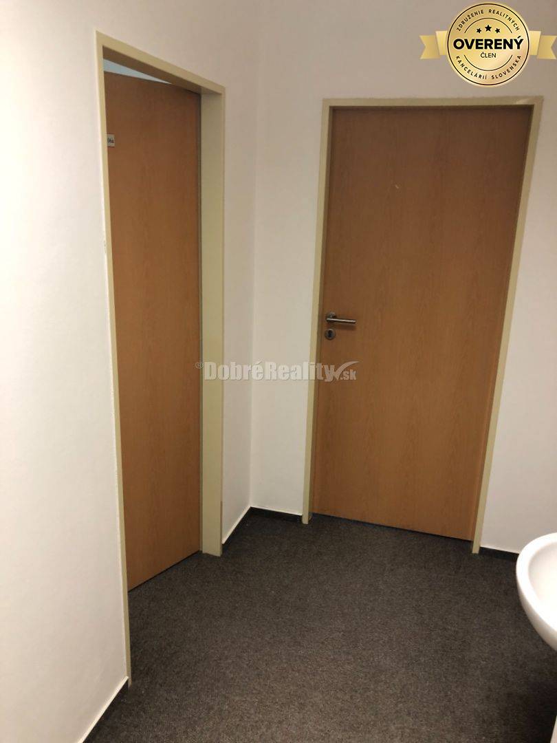 Na prenajom lacná priestranna kancelária na Dlhej ulici.