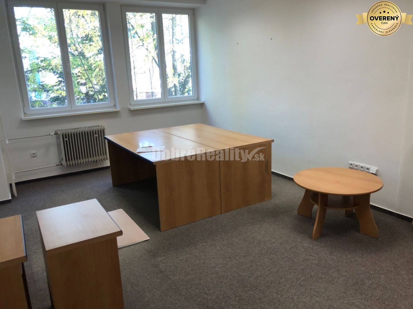 Na prenajom lacná priestranna kancelária na Dlhej ulici.
