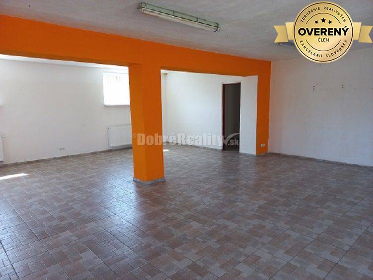 PREDAJ: Rodinný dom s predajňou v Dolných Janíkoch