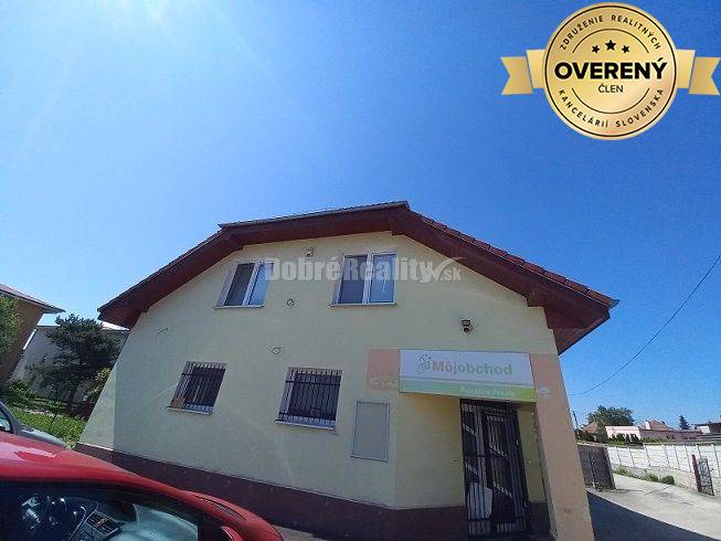 PREDAJ: Rodinný dom s predajňou v Dolných Janíkoch