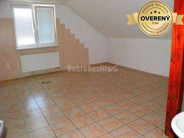 PREDAJ: Rodinný dom s predajňou v Dolných Janíkoch