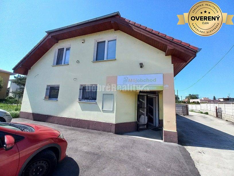 PREDAJ: Rodinný dom s predajňou v Dolných Janíkoch