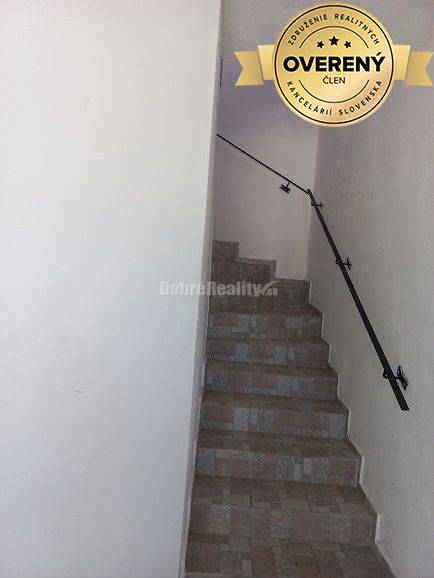 PREDAJ: Rodinný dom s predajňou v Dolných Janíkoch