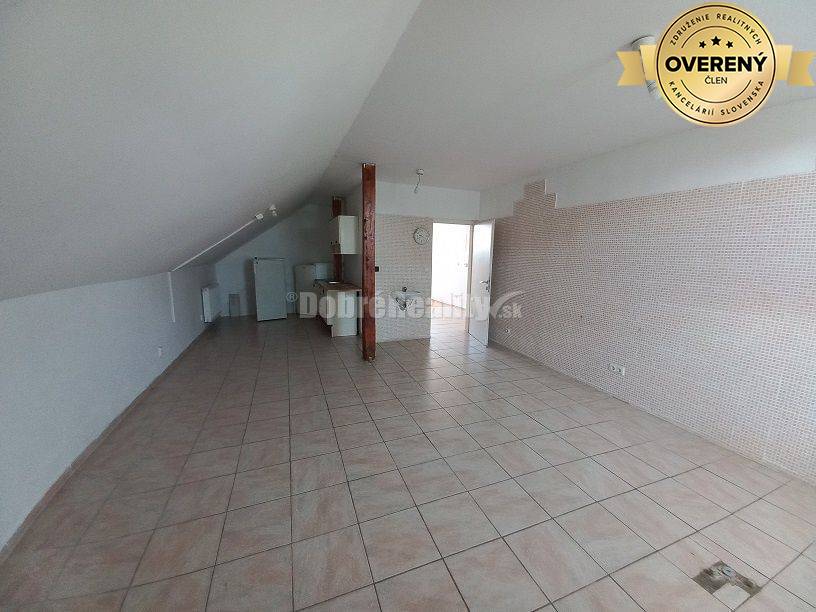 PREDAJ: Rodinný dom s predajňou v Dolných Janíkoch