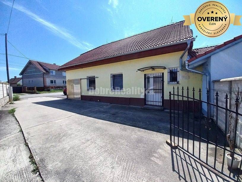 PREDAJ: Rodinný dom s predajňou v Dolných Janíkoch
