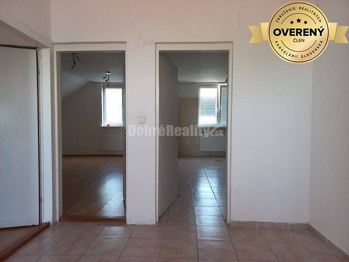 PREDAJ: Rodinný dom s predajňou v Dolných Janíkoch