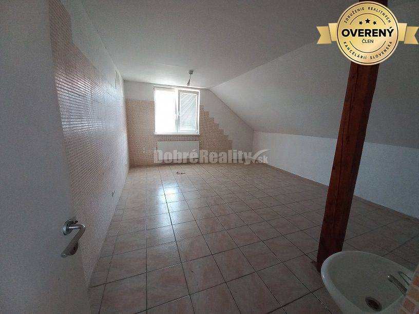 PREDAJ: Rodinný dom s predajňou v Dolných Janíkoch