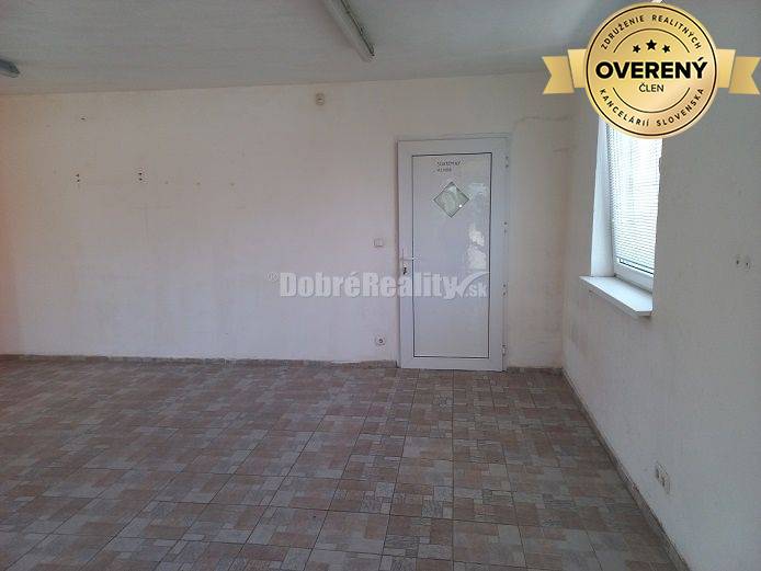 PREDAJ: Rodinný dom s predajňou v Dolných Janíkoch