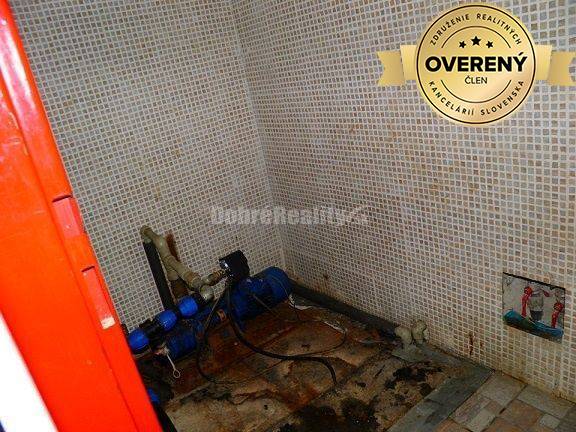 PREDAJ: Rodinný dom s predajňou v Dolných Janíkoch