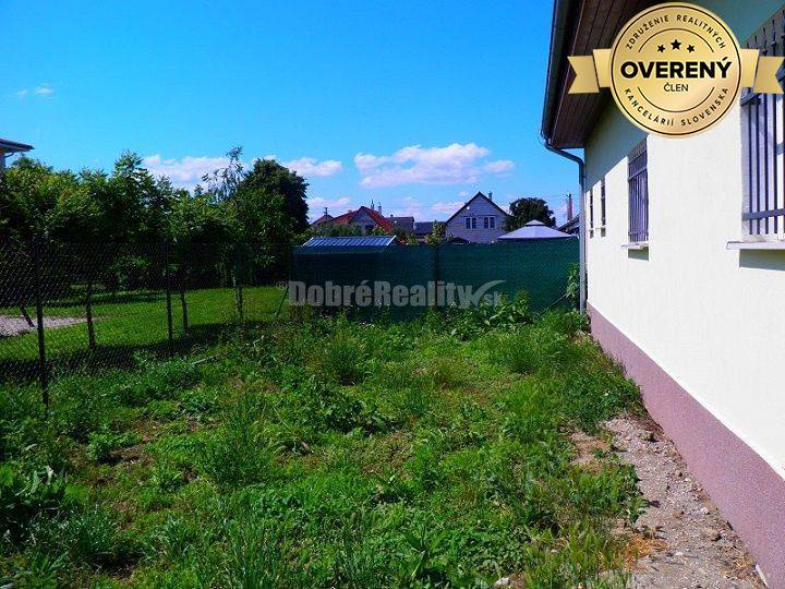 PREDAJ: Rodinný dom s predajňou v Dolných Janíkoch