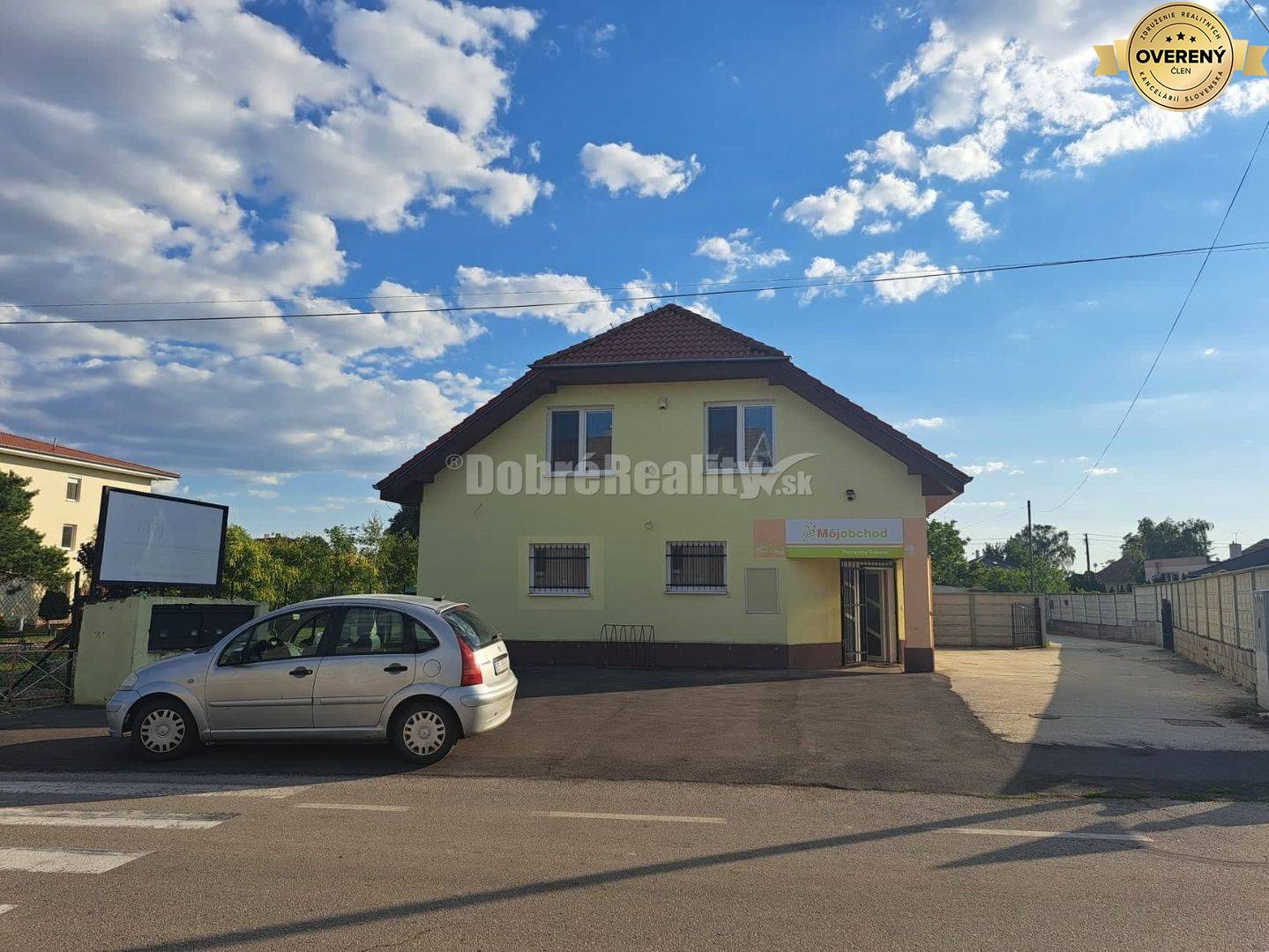 PREDAJ: Rodinný dom s predajňou v Dolných Janíkoch