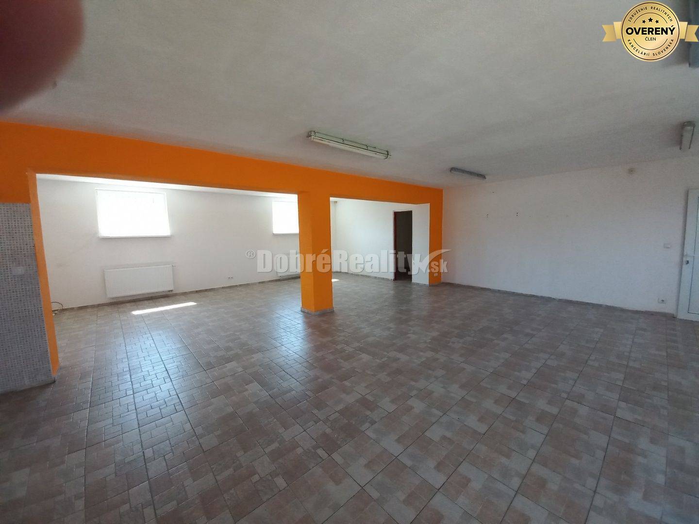 PREDAJ: Rodinný dom s predajňou v Dolných Janíkoch