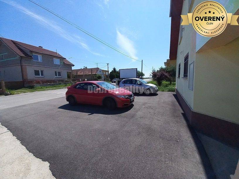 PREDAJ: Rodinný dom s predajňou v Dolných Janíkoch