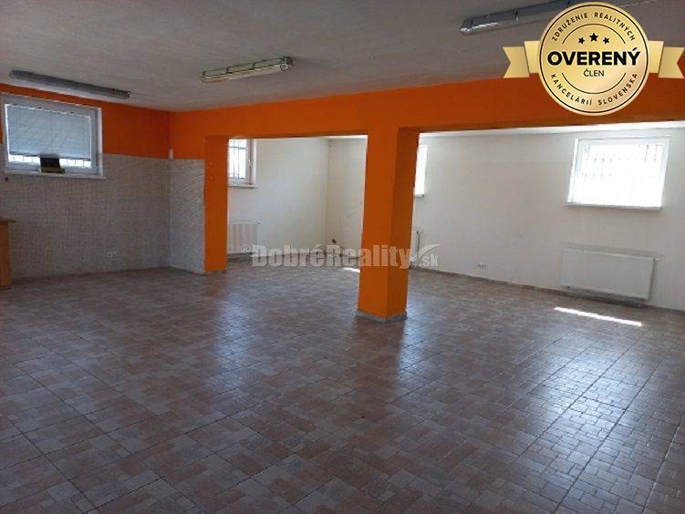 PREDAJ: Rodinný dom s predajňou v Dolných Janíkoch