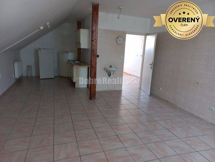 PREDAJ: Rodinný dom s predajňou v Dolných Janíkoch