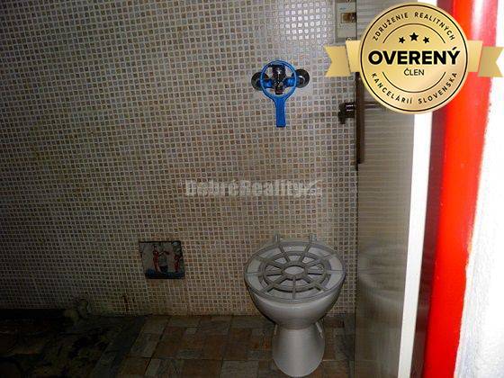 PREDAJ: Rodinný dom s predajňou v Dolných Janíkoch