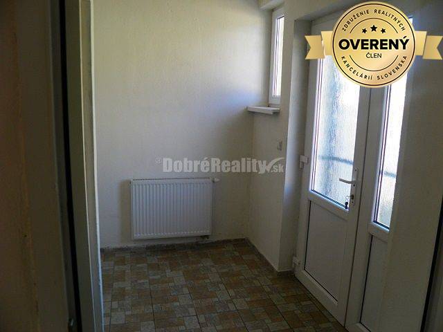 PREDAJ: Rodinný dom s predajňou v Dolných Janíkoch