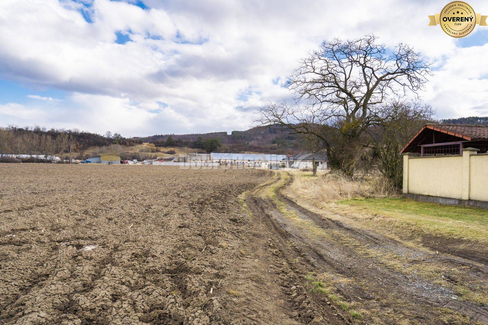 PREDAJ: Pozemok pre výstavbu menšieho rodinného domu, 764 m2, Veľká Lú