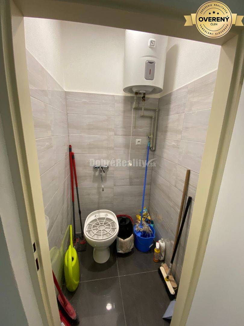 Na prenájom pekný obchodný priestor o rozlohe 110 m2 v Rimavskej Sobo