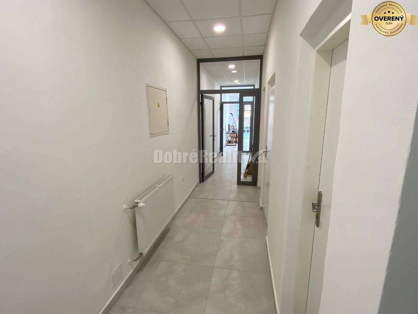 Na prenájom pekný obchodný priestor o rozlohe 110 m2 v Rimavskej Sobo