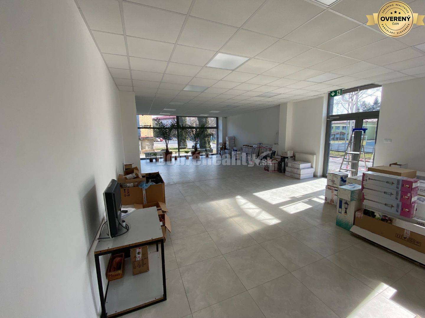 Na prenájom pekný obchodný priestor o rozlohe 110 m2 v Rimavskej Sobo