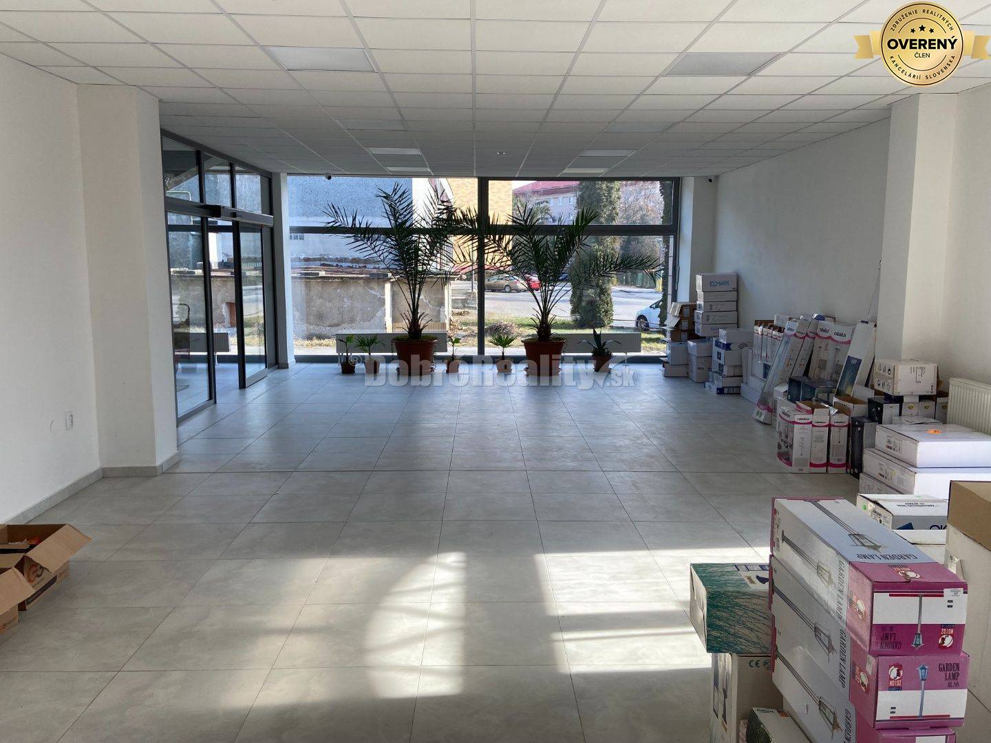 Na prenájom pekný obchodný priestor o rozlohe 110 m2 v Rimavskej Sobo