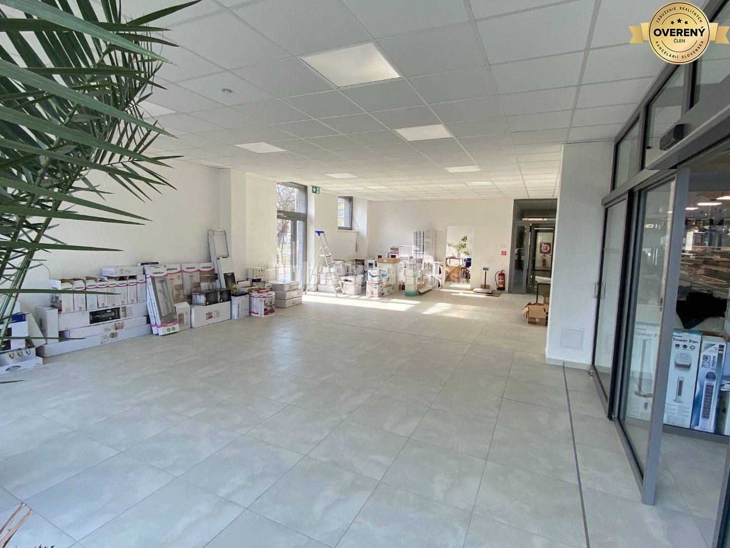 Na prenájom pekný obchodný priestor o rozlohe 110 m2 v Rimavskej Sobo