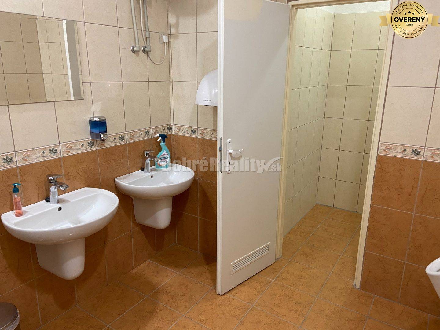 Na prenájom pekný obchodný priestor o rozlohe 110 m2 v Rimavskej Sobo