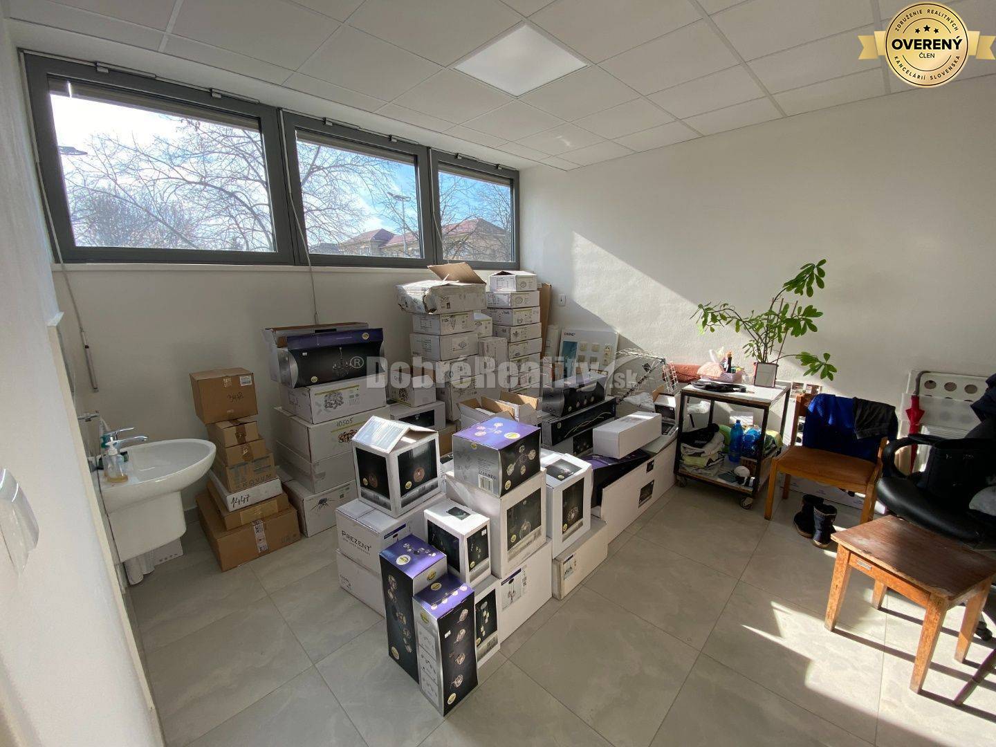 Na prenájom pekný obchodný priestor o rozlohe 110 m2 v Rimavskej Sobo