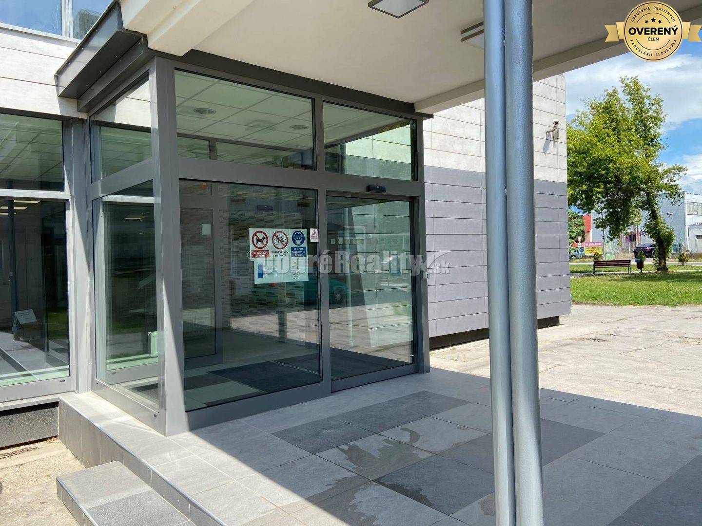 Na prenájom pekný obchodný priestor o rozlohe 110 m2 v Rimavskej Sobo