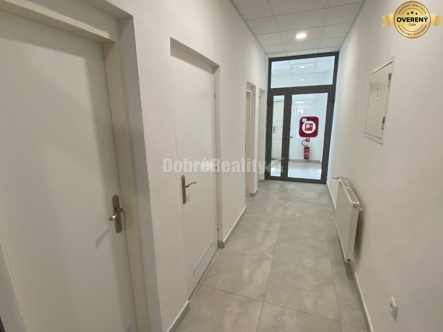 Na prenájom pekný obchodný priestor o rozlohe 110 m2 v Rimavskej Sobo