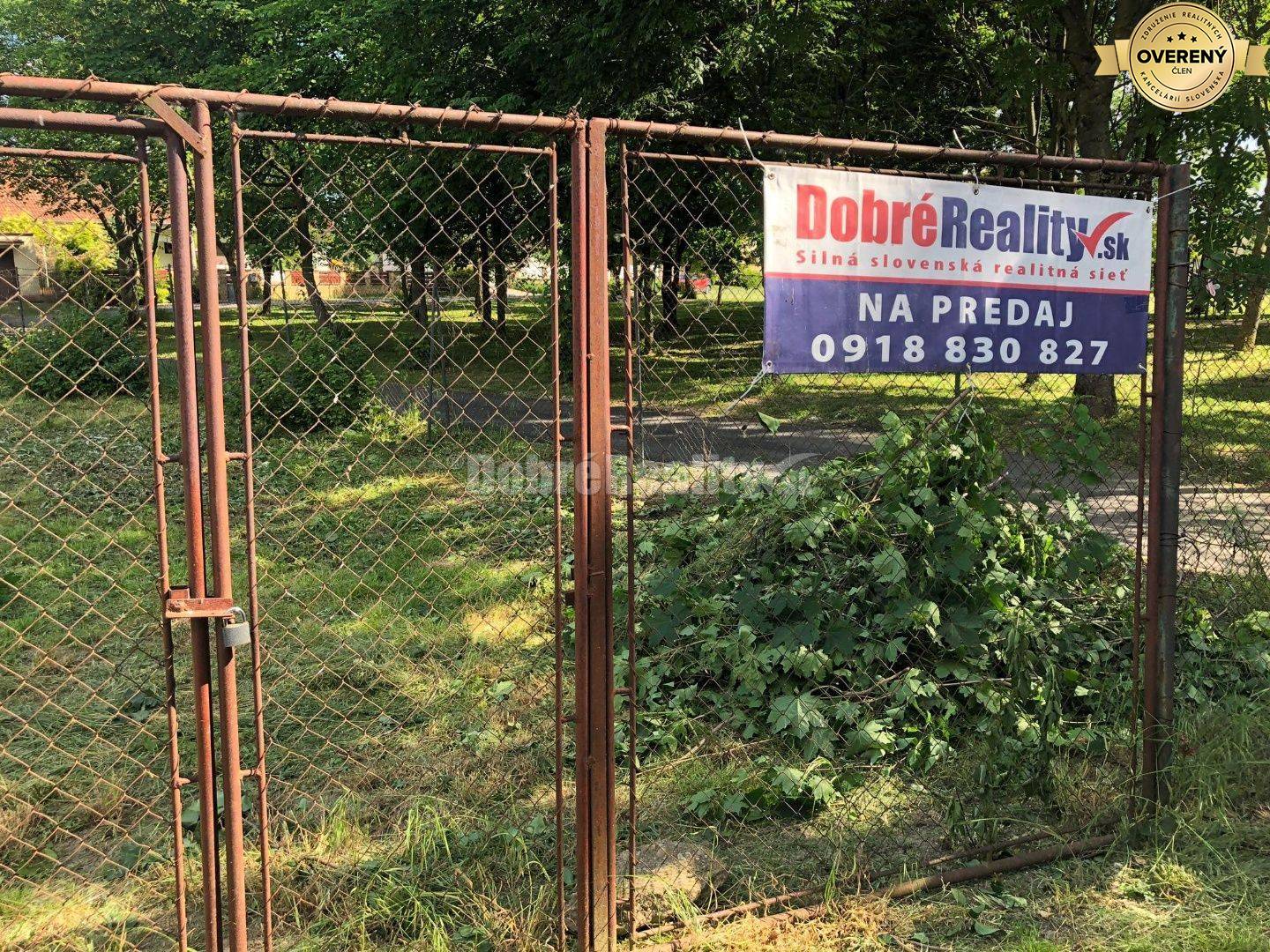 Pekný pozemok v obci Bánov pri parku