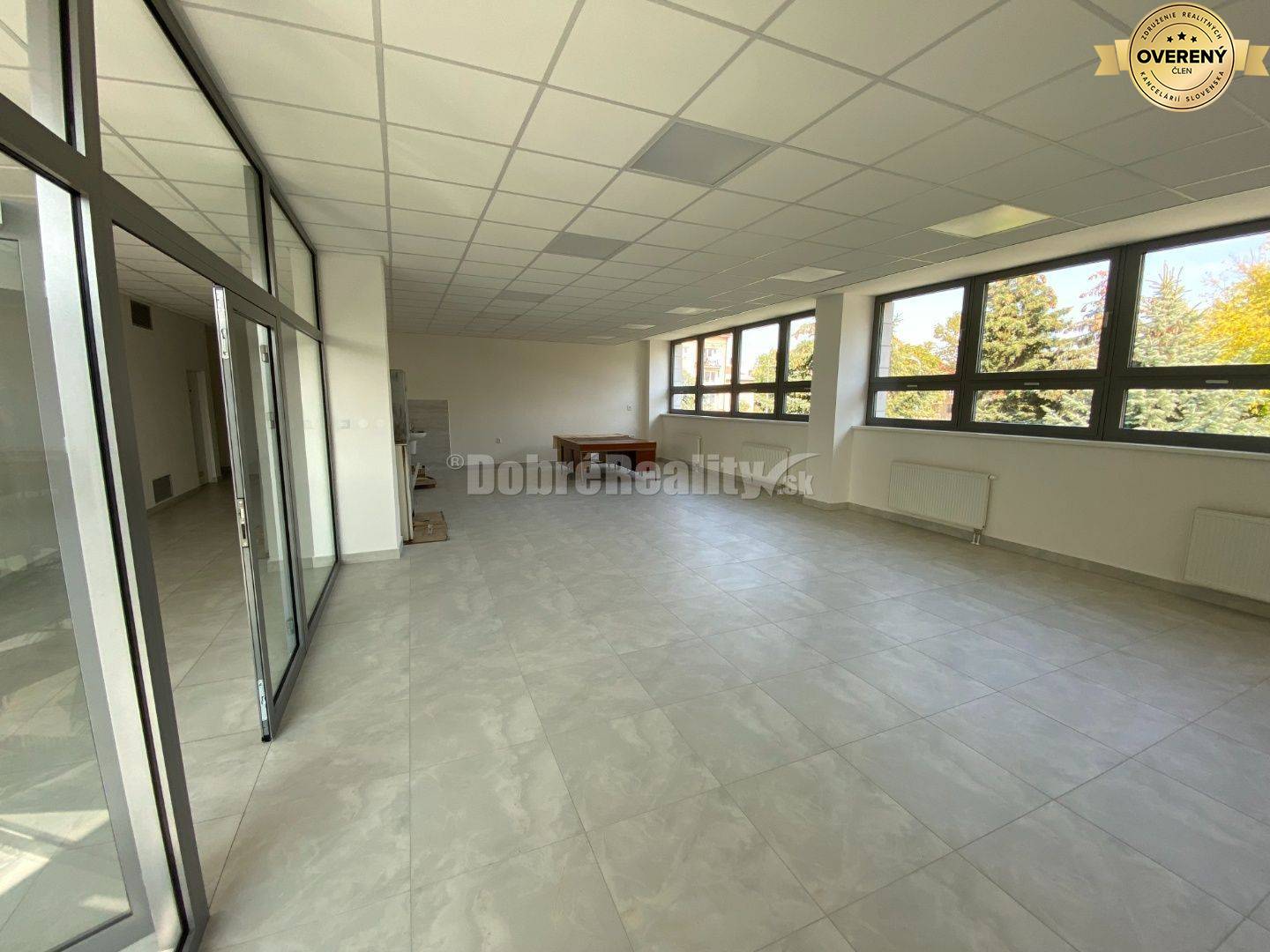 Na prenájom pekný komerčný priestor 72 m2 v krásne zrekonštruovanej bu