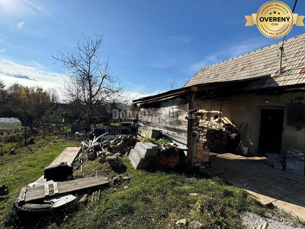 Slnečný pozemok s pôvodným kamenným domom v Michalovej