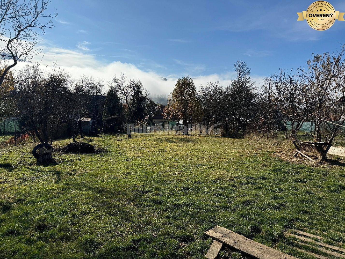 Slnečný pozemok s pôvodným kamenným domom v Michalovej