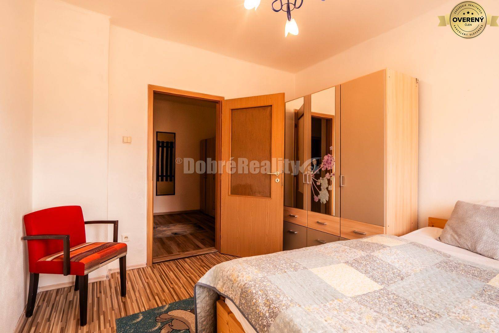 PREDAJ: Dvojgeneračný dom s veľkým pozemkom na okraji obce, 260 m2, Zá