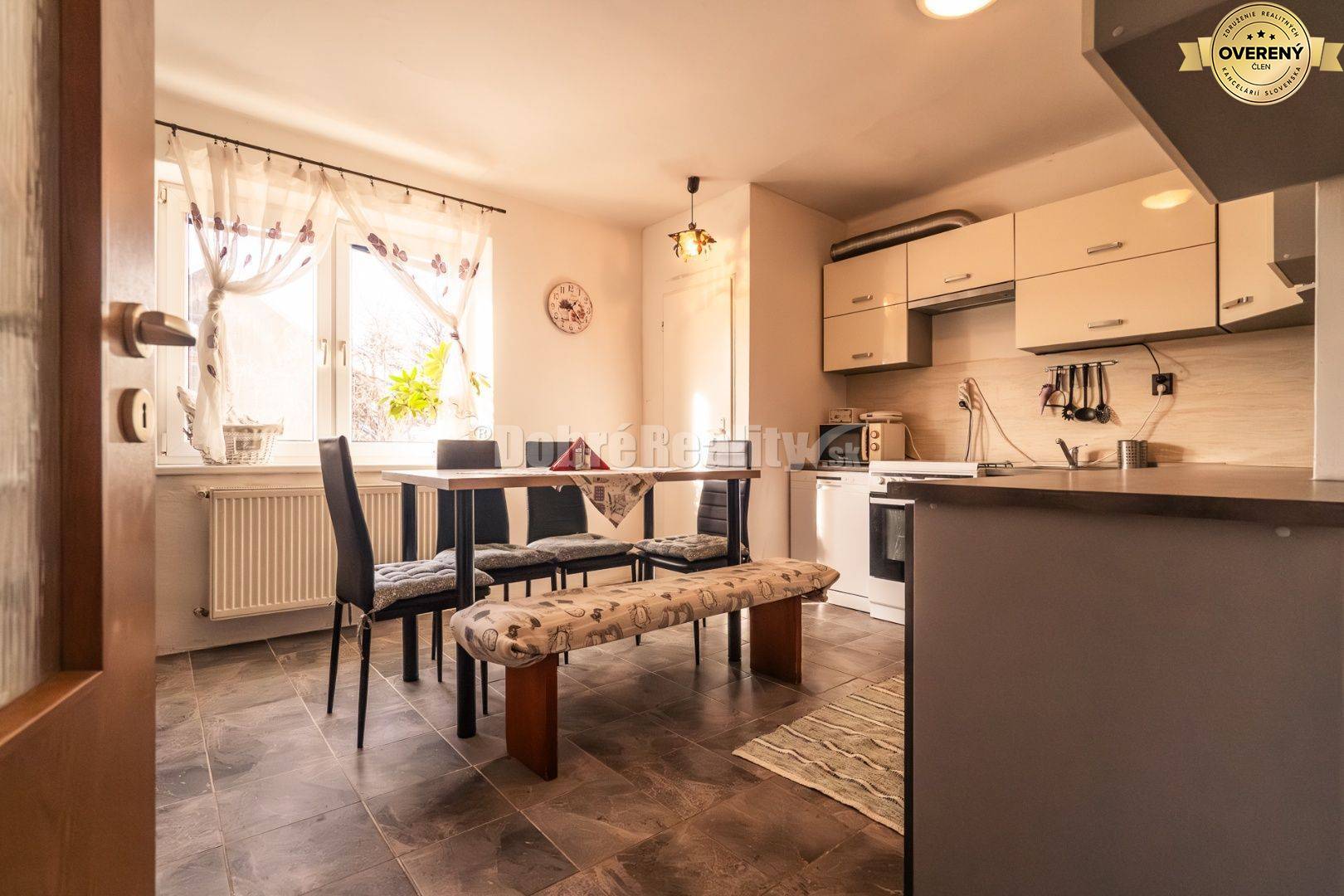 PREDAJ: Dvojgeneračný dom s veľkým pozemkom na okraji obce, 260 m2, Zá