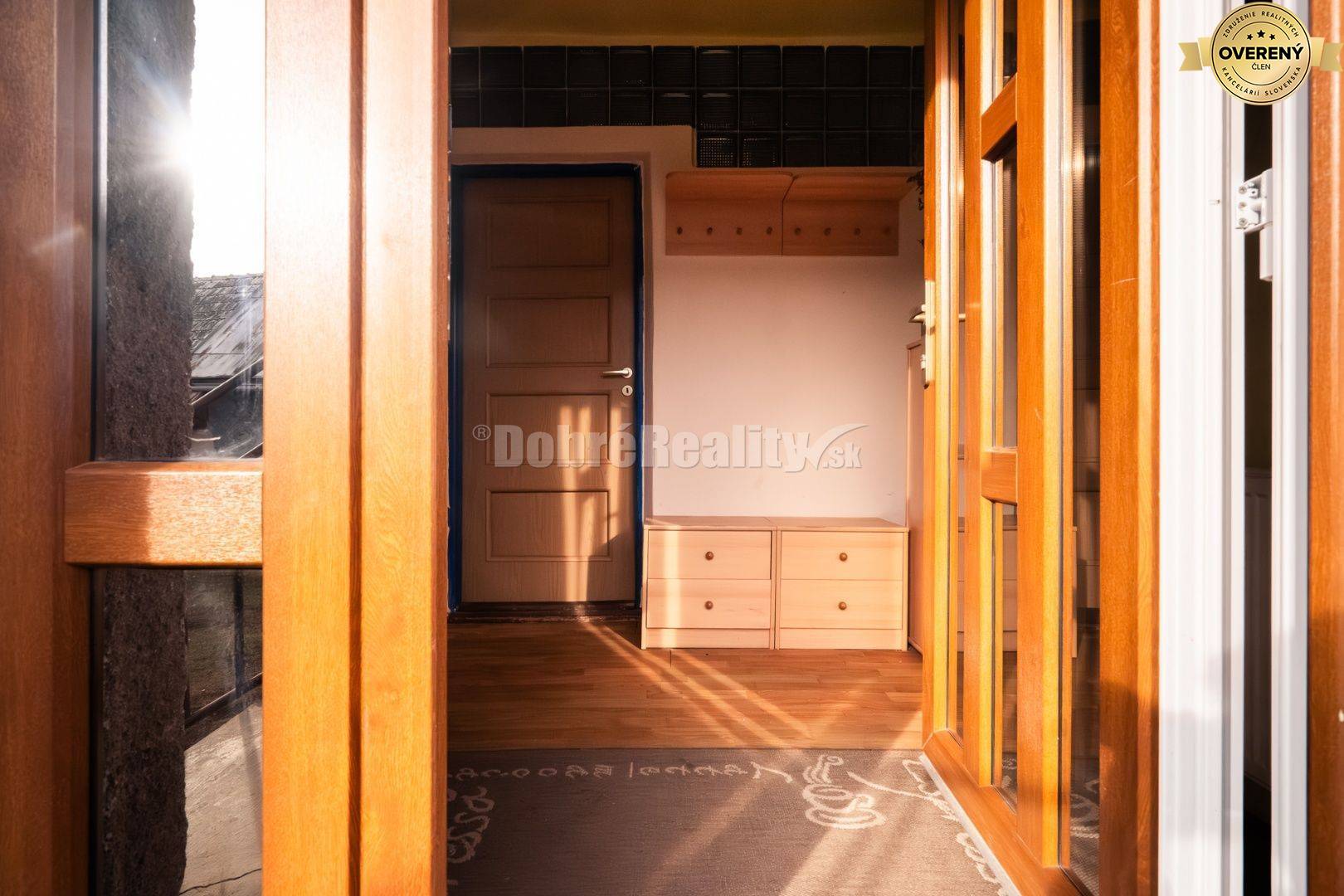 PREDAJ: Dvojgeneračný dom s veľkým pozemkom na okraji obce, 260 m2, Zá