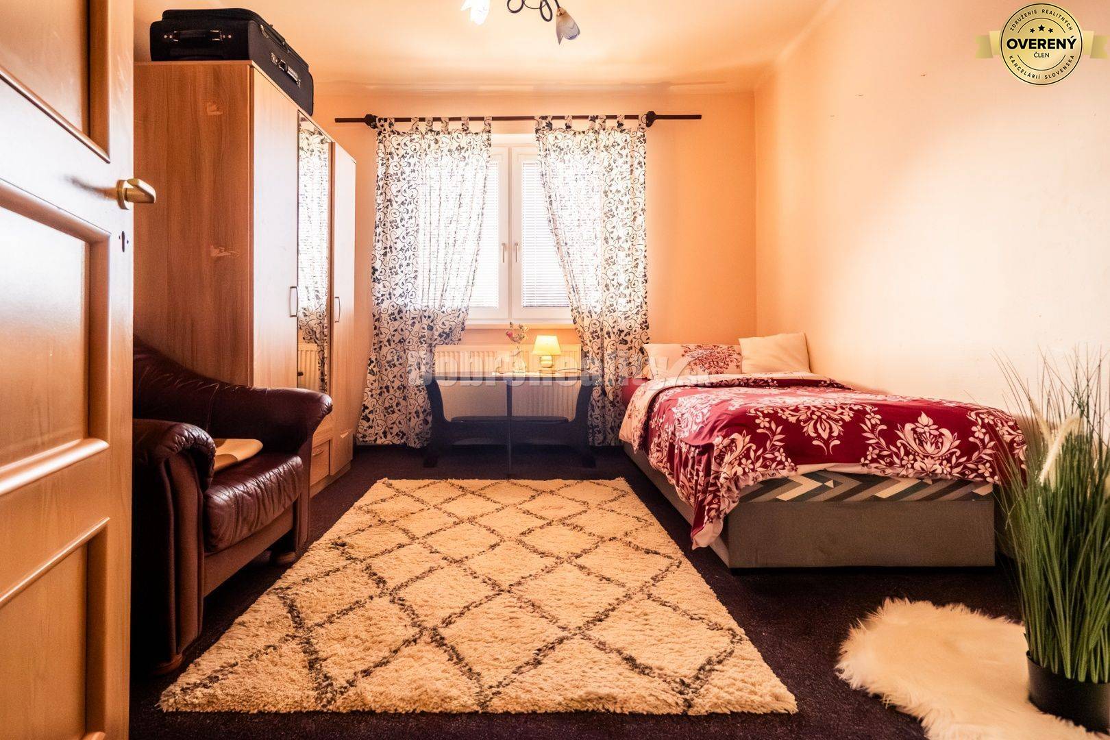 PREDAJ: Dvojgeneračný dom s veľkým pozemkom na okraji obce, 260 m2, Zá