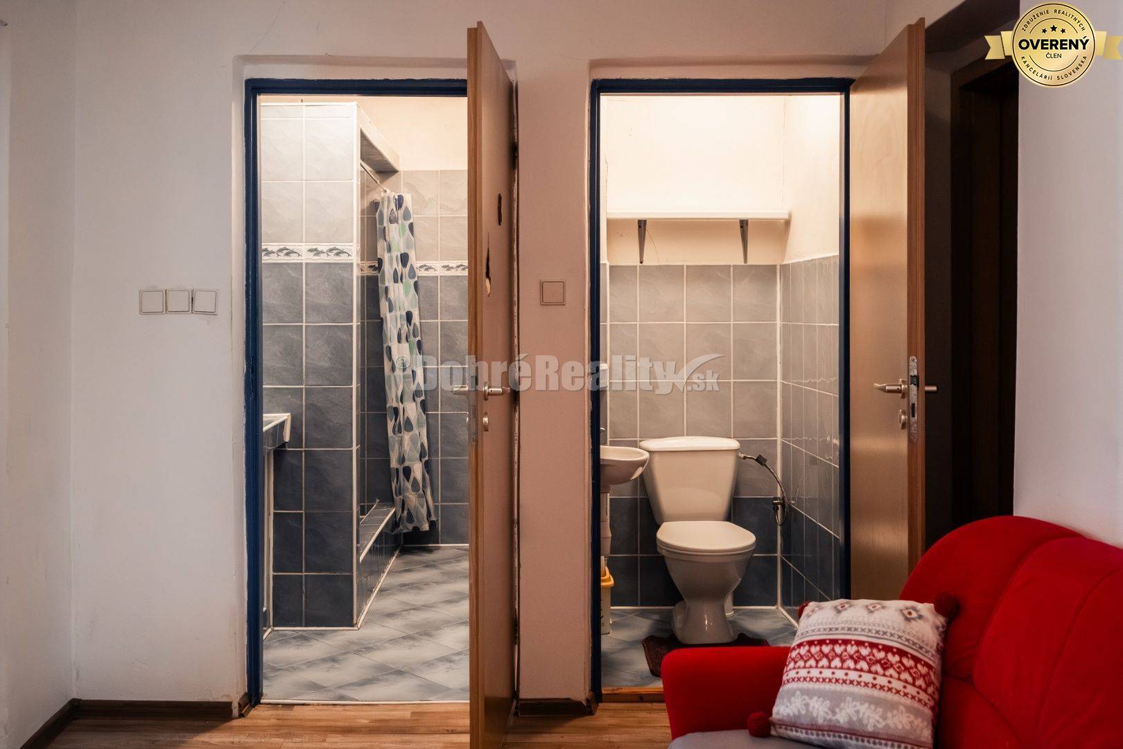 PREDAJ: Dvojgeneračný dom s veľkým pozemkom na okraji obce, 260 m2, Zá