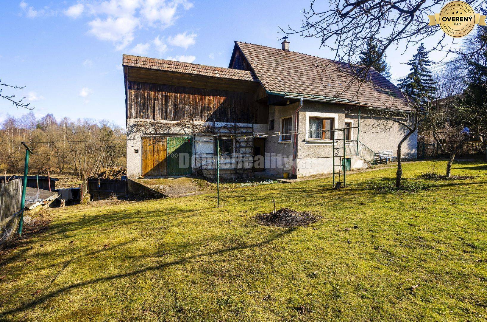 PREDAJ Rodinný dom s veľkým pozemkom a vlastnou studňou, Sklené, okres