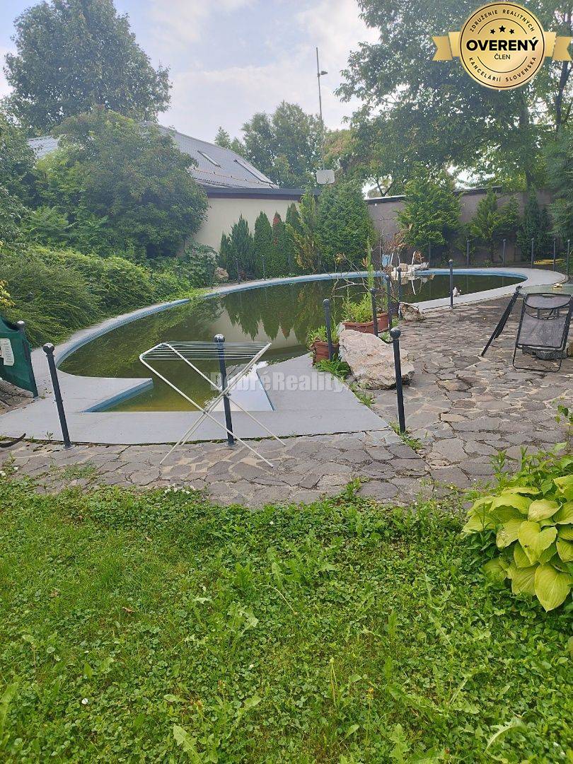 Viacgeneračný priestranný dom po kompletnej rekonštrukcii , vhodný aj