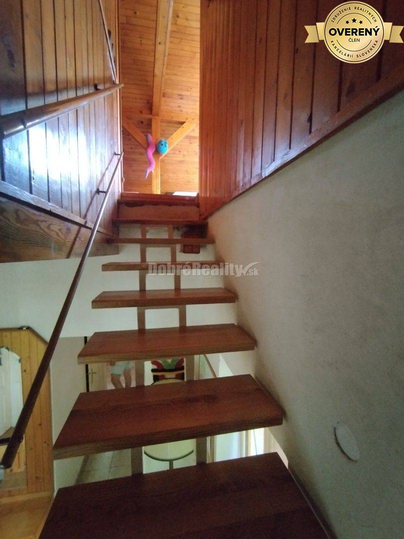 Viacgeneračný priestranný dom po kompletnej rekonštrukcii , vhodný aj