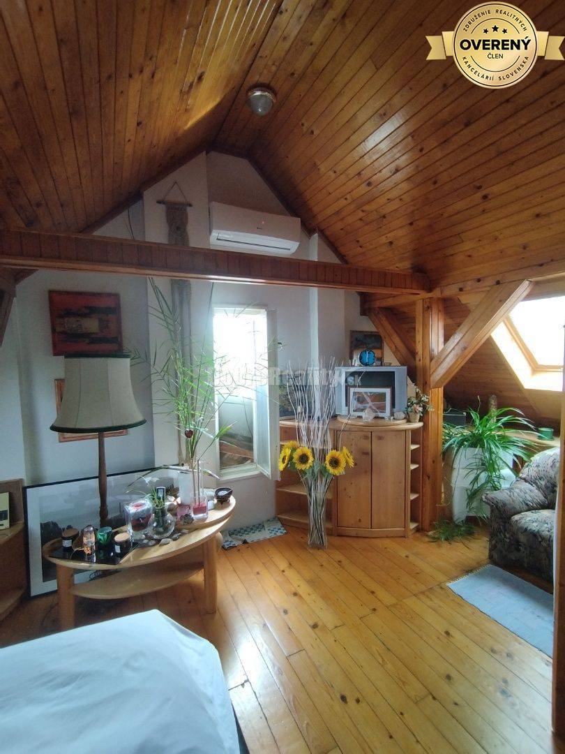 Viacgeneračný priestranný dom po kompletnej rekonštrukcii , vhodný aj