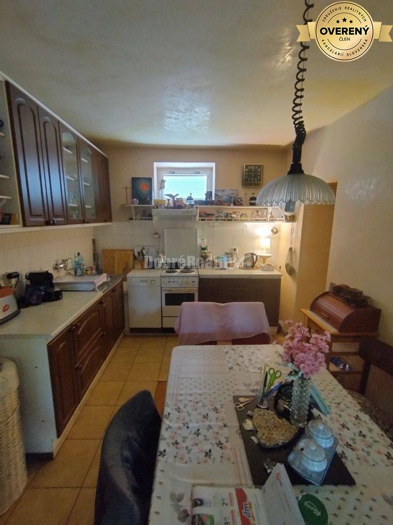 Viacgeneračný priestranný dom po kompletnej rekonštrukcii , vhodný aj