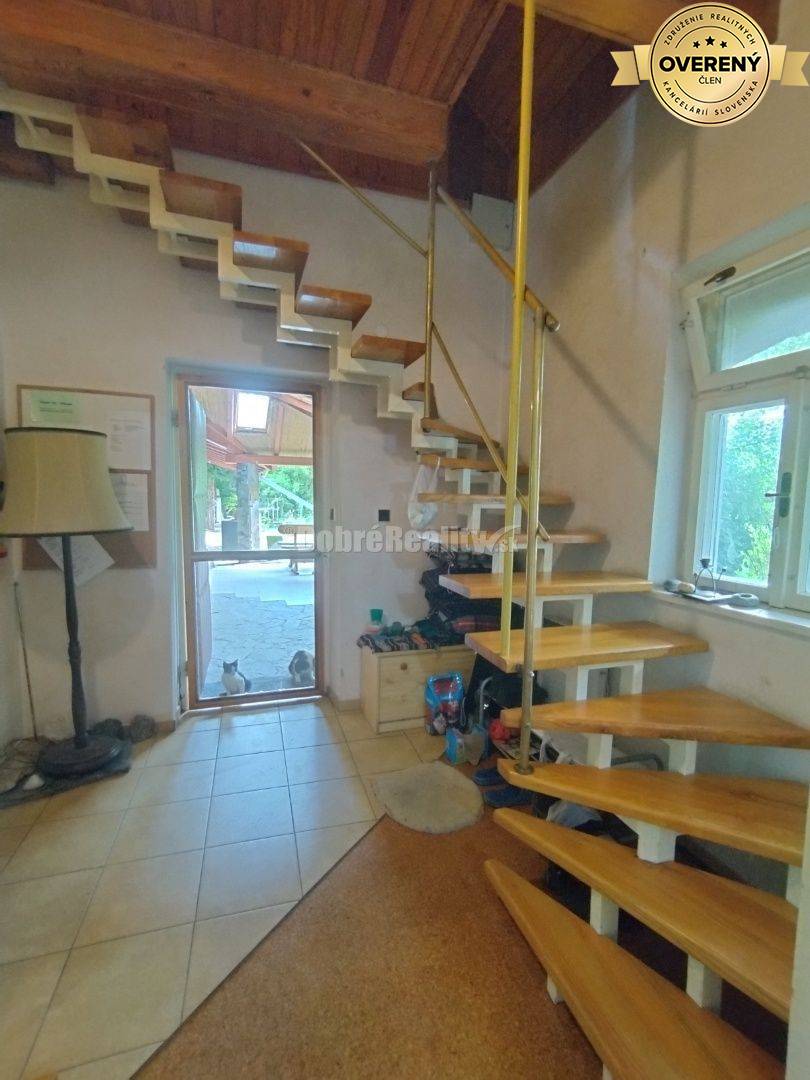 Viacgeneračný priestranný dom po kompletnej rekonštrukcii , vhodný aj