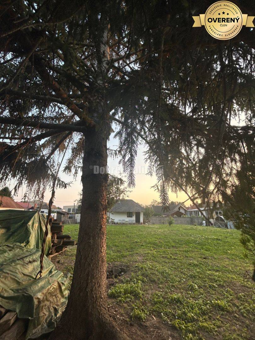 Exkluzívne, pozemok pri Váhu s malou chalúpkou, murovanou pecou a pivn