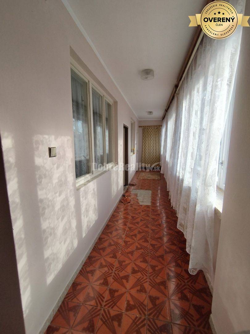 Zaujímavý a zachovalý 4 izbový rodinný dom v povodnom stave , v tichej